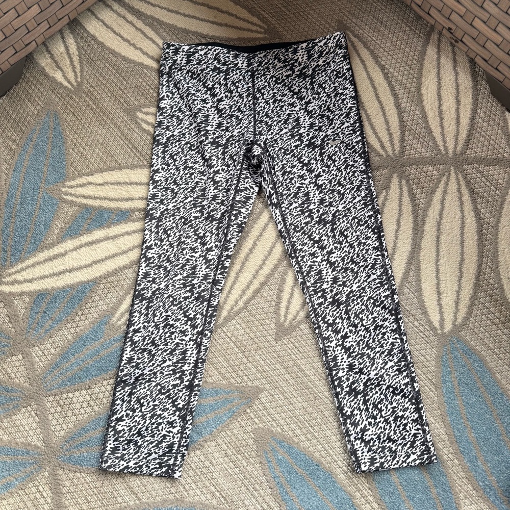 Nike Women’s Dri-Fit Pronto Essential Running Crop Tights Black/White Sz‎ Medium